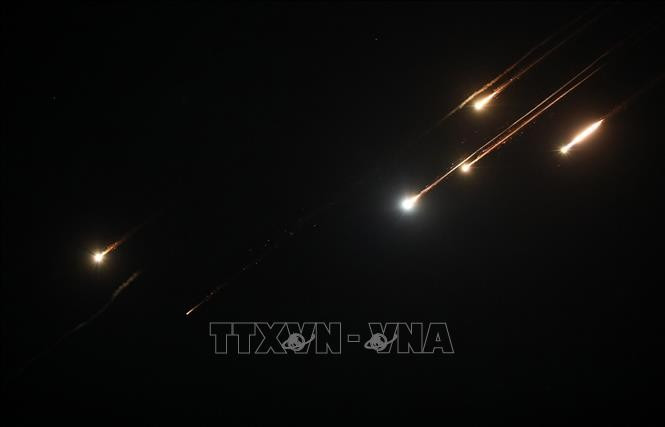 An Iranian missile is launched at the city of Hebron, in the southern West Bank on the evening of June 14, 2025. (Photo: Xinhua/VNA)