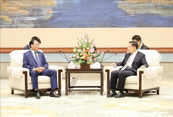 National Assembly Vice Chairman Tran Quang Phuong (L) and Wang Xiaohui, Secretary of the Communist Party of China Sichuan Provincial Committee at their meeting on August 22 (Photo: VNA)