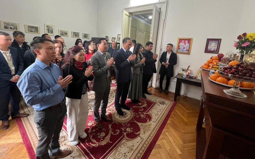 Ambassador Do Duc Thanh (fourth, left), the embassy's staff and representatives of Vietnamese associations in Romania offer incense in tribute to President Ho Chi Minh. (Photo: VNA)
