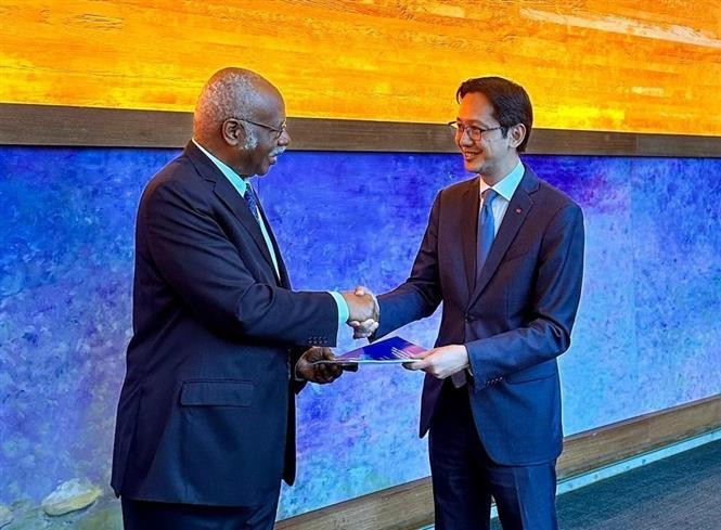 Ambassador Do Hung Viet, head of the Vietnamese Permanent Mission to the UN, hands over the Vietnamese translation of the “Pact for the Future” to President of the 79th session of the UN General Assembly Philemon Yang. (Photo: VNA)