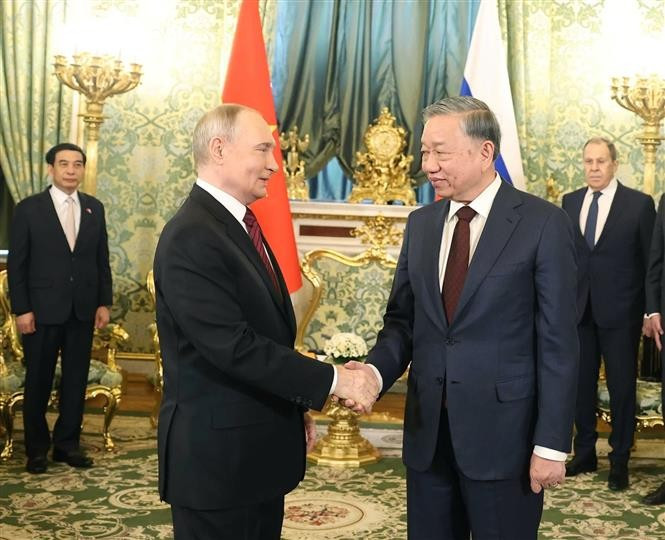 General Secretary of the Communist Party of Vietnam (CPV) Central Committee To Lam (R) and Russian President Vladimir Putin at the Kremlin Palace in Moscow on May 10 (local time). (Photo: VNA)
