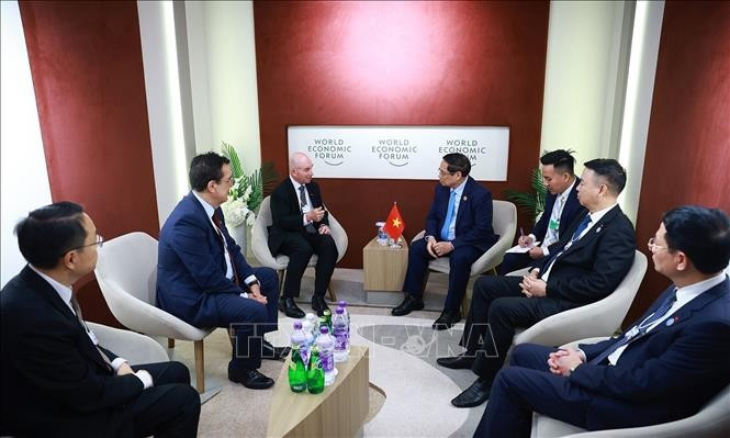 The meeting between PM Pham Minh Chinh and President for Cisco Asia Pacific, Japan, and Greater China (APJC) Dave West in Tianjin on June 25 (Photo: VNA)