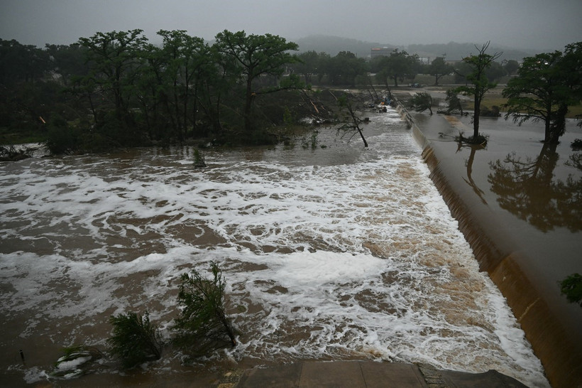 Devastating flash floods strike Kerr county, Texas on July 5. (Photo: US Coast Guard/VNA)