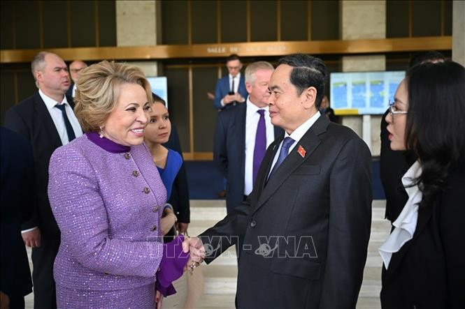NA Chairman Tran Thanh Man (R) meets with Valentina Matviyenko, Chairwoman of the Federation Council of Russia. (Photo: VNA)