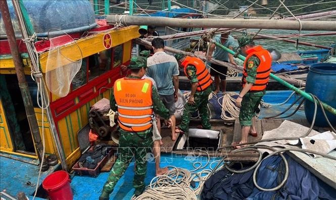 Thanh Lan border guards rescue 4 fishermen in distress at sea. (Photo: VNA)