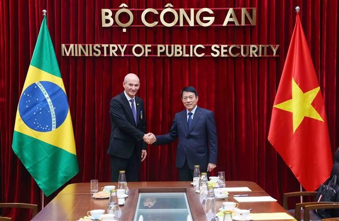 Minister of Public Security Luong Tam Quang (right) and Chief-Minister of the Institutional Security Office of the Presidency of Brazil General Marcos Antonio Amaro dos Santos (Photo: VNA)