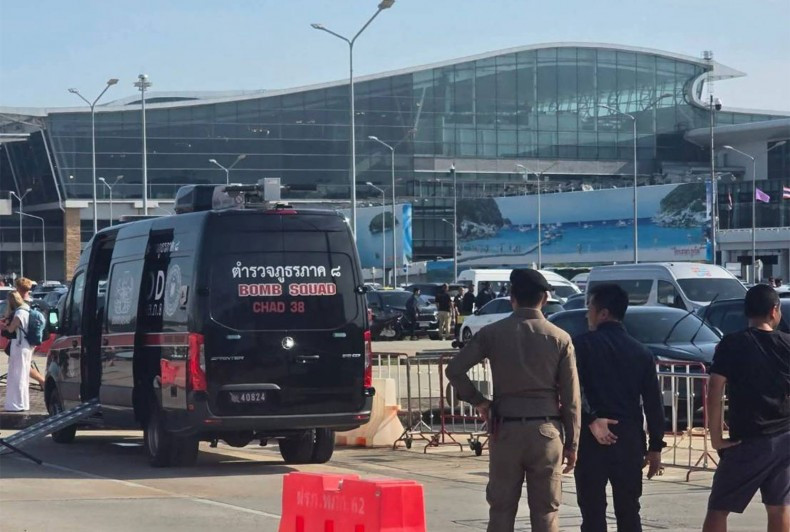Thai police officers deployed at Phuket International Airport (Photo: bangkokpost.com) 