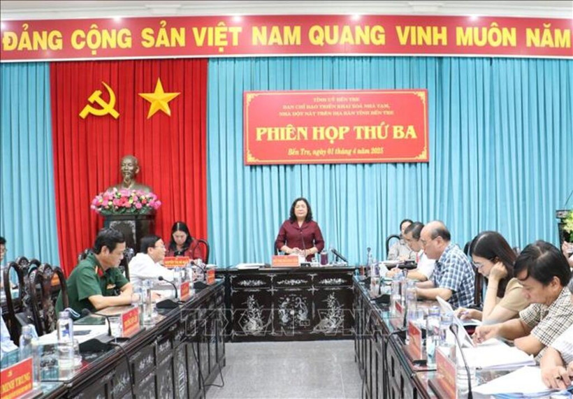 Chairwoman of the People’s Council of Ben Tre province Ho Thi Hoang Yen (standing) addresses a meeting on April 1 (Photo: VNA)