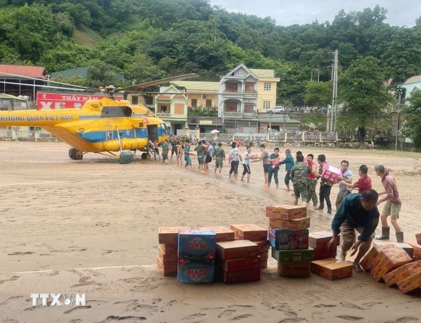 A helicopter of the Air Defense - Air Force carrying relief goods lands in Tuong Duong commune, Nghe An province. (Photo: VNA)