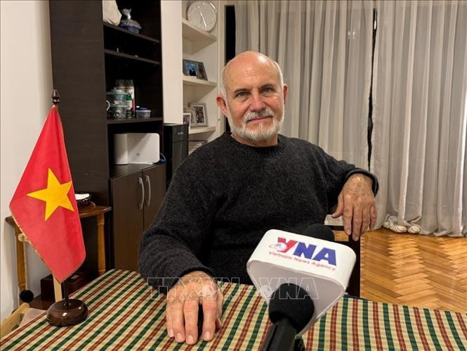 Journalist Martín Hacthoun, Chief Representative of Prensa Latina in Argentina, grants an interview to a VNA correspondent in Buenos Aires. (Photo: VNA)