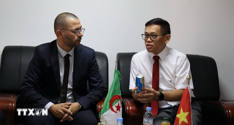 Vietnamese Ambassador to Algeria Tran Quoc Khanh (R) and Abdelkader Toumi, President of the Chamber of Commerce and Industry of Batna province, at their meeting on September 16. (Photo: VNA)