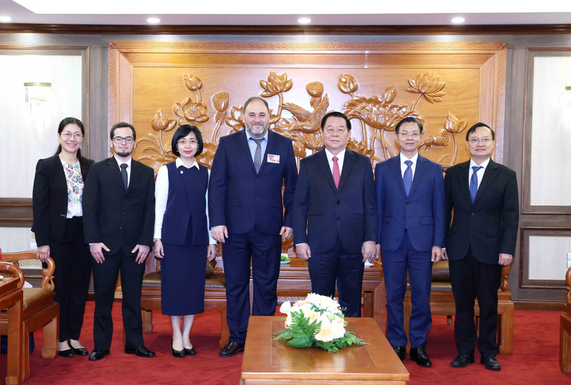 Nguyen Trong Nghia, Politburo member, Secretary of the Communist Party of Vietnam (CPV) Central Committee, and Chairman of its Commission for Information, Education and Mass Mobilisation (third, right) and the high-ranking delegation of the Communist Party of Uruguay (PCU). (Photo: VNA)