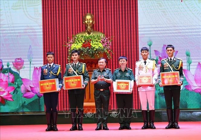 Deputy Minister of National Defence Sen. Lt. Gen. Hoang Xuan Chien (third, left) presents gifts to the VPA's servicemen who will join a parade in Moscow’s iconic Red Square to mark the 80th anniversary of Russia’s victory in the Great Patriotic War (May 9). (Photo: VNA)