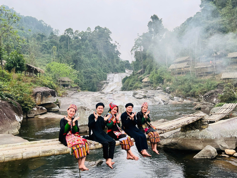 People visit the seven-layer waterfall in Que Phong district, Nghe An province. (Photo: VNA)