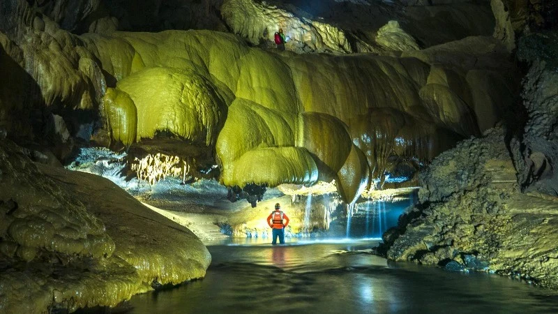 A tourist visits Va cave in the Phong Nha-Ke Bang National Park in Quang Binh province. (Photo: VNA)