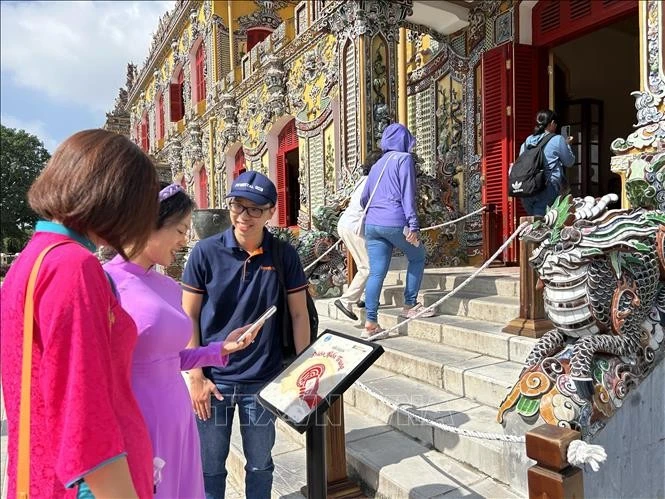 Visitors at the check-in station in Hue Imperial City. (Photo: VNA)