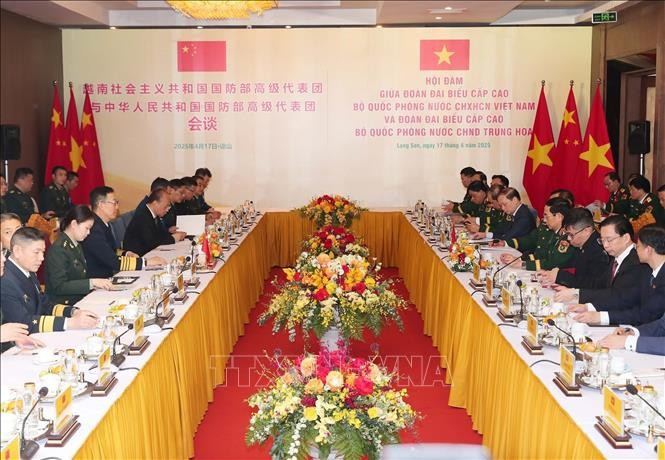 Vietnamese Minister of National Defence Phan Van Giang holds talks with his Chinese counterpart Senior Lieutenant General Dong Jun in the northern border province of Lang Son on April 17. (Photo: VNA)