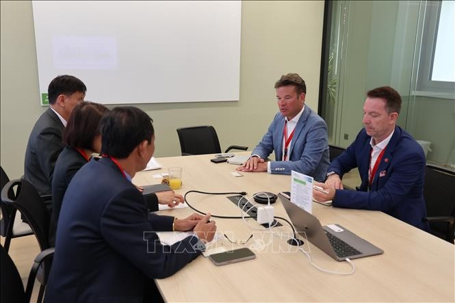 Representatives from Vietnamese localities meet with Swiss partners on the sidelines of the dialogue. (Photo: VNA)