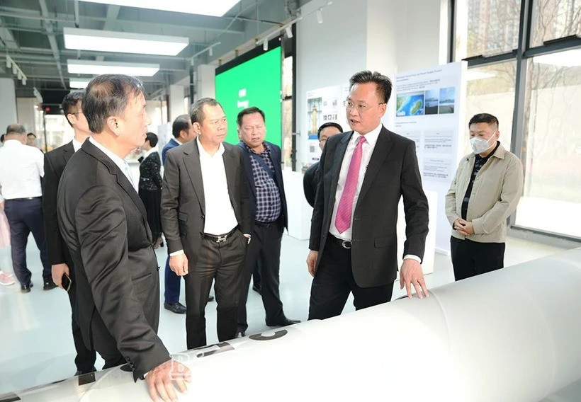 A delegation from Hung Yen province visits Xi’an GSR Energy Storage Technology company (Photo: Hung Yen Newspaper)
