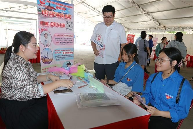A large number of job seekers attend a job fair in Ho Chi Minh City's District 4 on May 7 ( Photo: VNA)