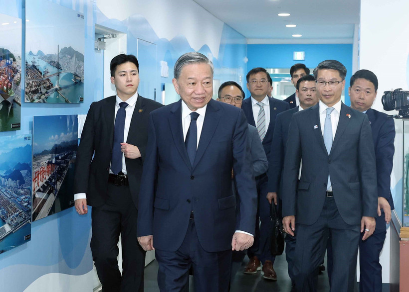 Party General Secretary To Lam visits Dongwon Global Terminal Busan in Busan city. (Photo: VNA)