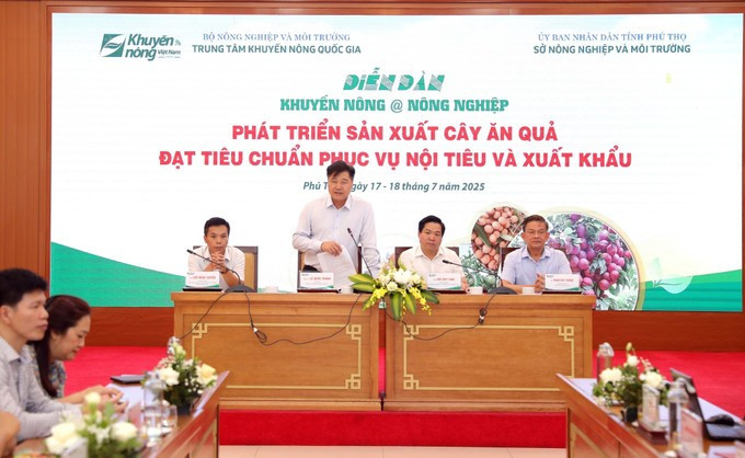 Le Quoc Thanh (centre), Director of the National Agricultural Extension Centre, speaks at the forum. (Photo: VNA)