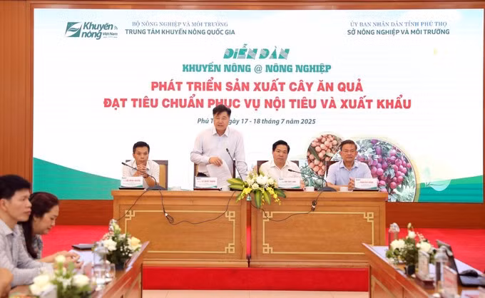 Le Quoc Thanh (centre), Director of the National Agricultural Extension Centre, speaks at the forum. (Photo: VNA)