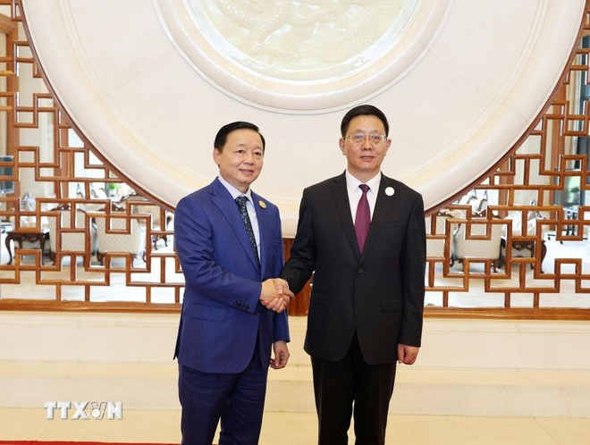 Deputy Prime Minister Tran Hong Ha (L) and Governor of Yunnan province Wang Yubo (Photo: VNA)