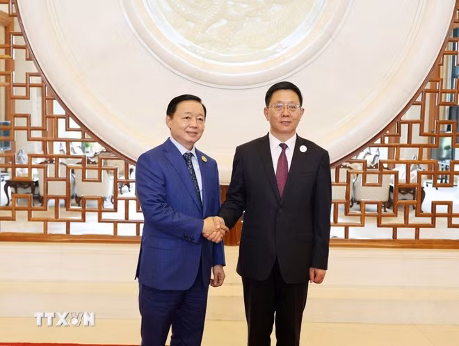 Deputy Prime Minister Tran Hong Ha (L) and Governor of Yunnan province Wang Yubo (Photo: VNA)