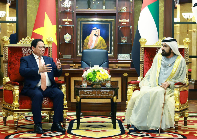 Prime Minister Pham Minh Chinh (L) holds talks with UAE Vice President and Prime Minister Sheikh Mohammed bin Rashid Al Maktoum in Dubai on October 28, 2024 (local time) (Photo: VNA)