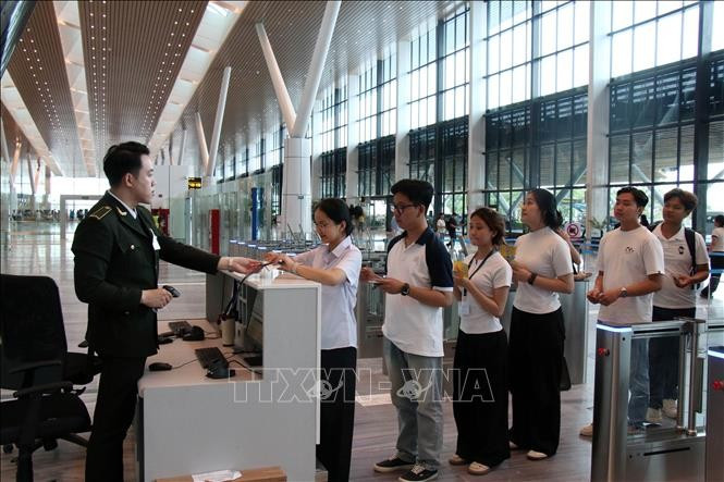 Checking aviation procedures for a simulated flight on April 16, 2025, in preparation for the first flight's operation at Terminal T3. (Photo: VNA)