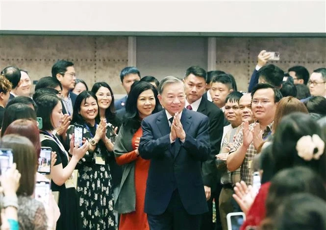 Party General Secretary To Lam, his spouse and a high-ranking Vietnamese delegation meet with staff of the Vietnamese Embassy and over 200 representatives of the Vietnamese community in Singapore. (Photo: VNA)