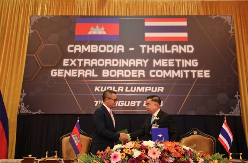Cambodian Deputy Prime Minister and Minister of National Defence Tea Seiha (L) and Thailand’s Acting Minister of Defence Gen. Nattaphon Nakphanit. (Photo: Khaosod)