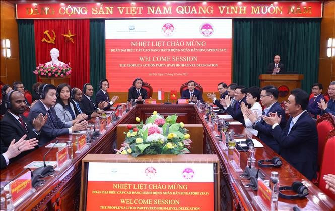Assoc. Prof. Dr. Doan Minh Huan, member of the Party Central Committee and Permanent Vice President of the Ho Chi Minh National Academy of Politics, has a working session in Hanoi on July 21 with Chan Chun Sing, Assistant Secretary-General of the People’s Action Party (PAP) of Singapore, (Photo: VNA)