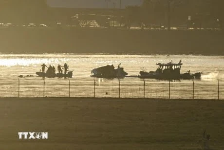 Rescue teams and divers are conducting search operations for victims following a mid-air collision between an American Airlines passenger jet and a US Army Black Hawk helicopter near Reagan National Airport. (Photo: AA/VNA)