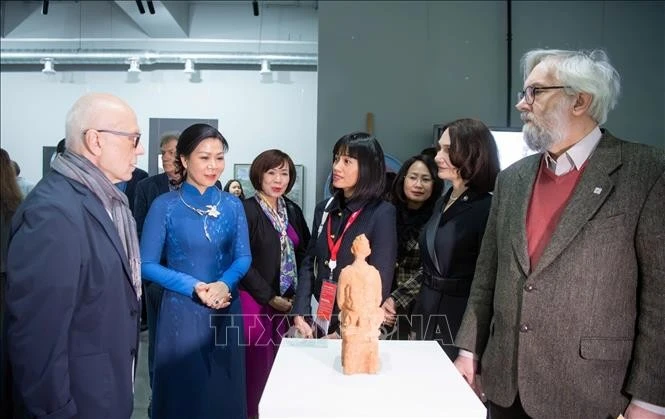 Madam Ngo Phuong Ly (second, left), spouse of General Secretary of the Communist Party of Vietnam Central Committee To Lam, visits the V.I.Surikov Moscow State Academy Art Institute. (Photo: VNA)