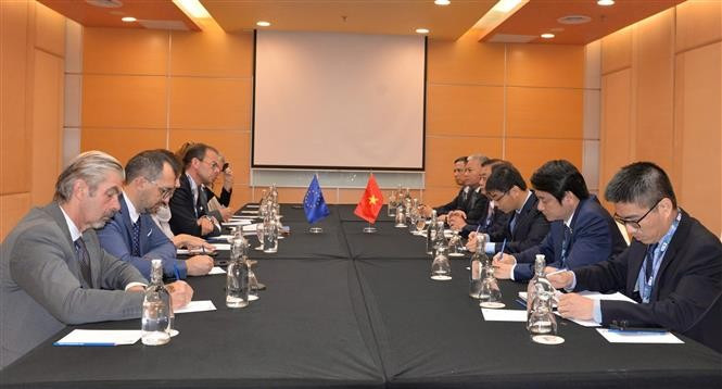 The meeting between National Assembly Vice Chairman Le Minh Hoan and Wouter Beke, chair of the European Parliament delegation at AIPA-46, in Kuala Lumpur on September 18. (Photo: VNA)