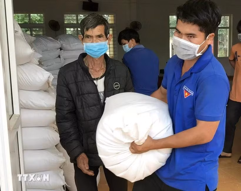 People receive rice support from the Government. (Illustrative photo: VNA)
