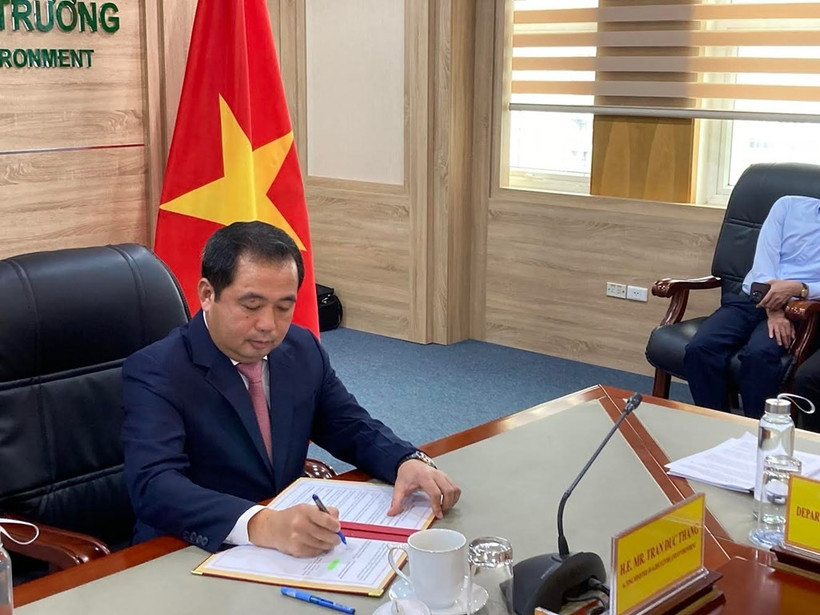 Acting Minister of Agriculture and Environment of Vietnam Tran Duc Thang signs the agreement (Photo: VNA)