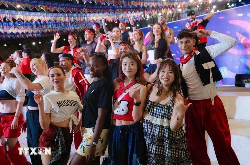 Tourists visit Hon Phu Tu tourist area, Binh An commune, Kien Luong district, Kien Giang. (Photo: VNA)