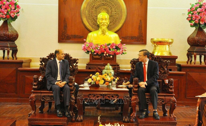 Chairman of the People’s Committee of Can Tho city Truong Canh Tuyen holds talks with Indian Ambassador to Vietnam Sandeep Arya on June 17. (Photo: VNA)