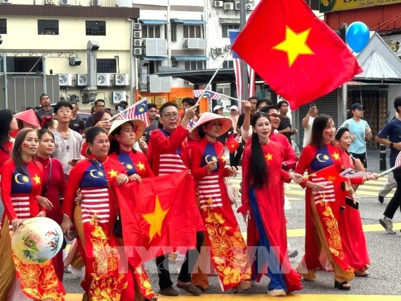 "Vietnam–Malaysia Friendship Ao Dai” collection by the Vietnam Ao Dai Heritage Club in Kuala Lumpur leaves a deep impression on viewers (Photo: VNA)