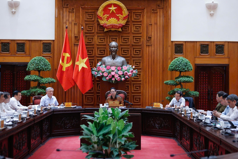 Prime Minister Pham Minh Chinh chairs the meeting of the steering committee on building regional and international financial centres. (Photo: VNA)