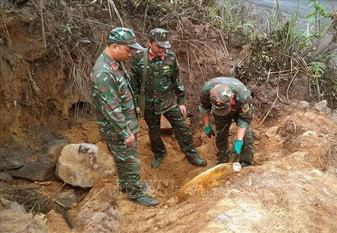 Sappers detonate a magnetic bomb weighing more than 80kg in Quang Tri (Photo: VNA)