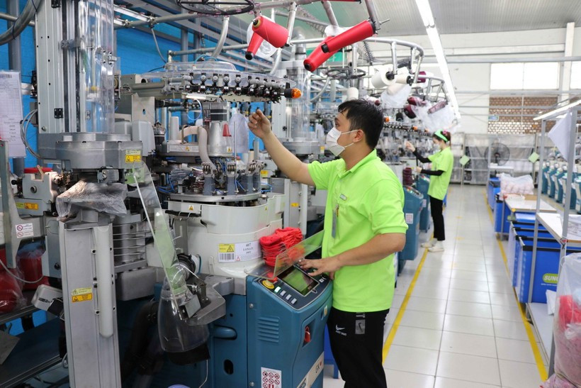 Workers at a wholly Republic of Korea-invested factory. (Photo: VNA)