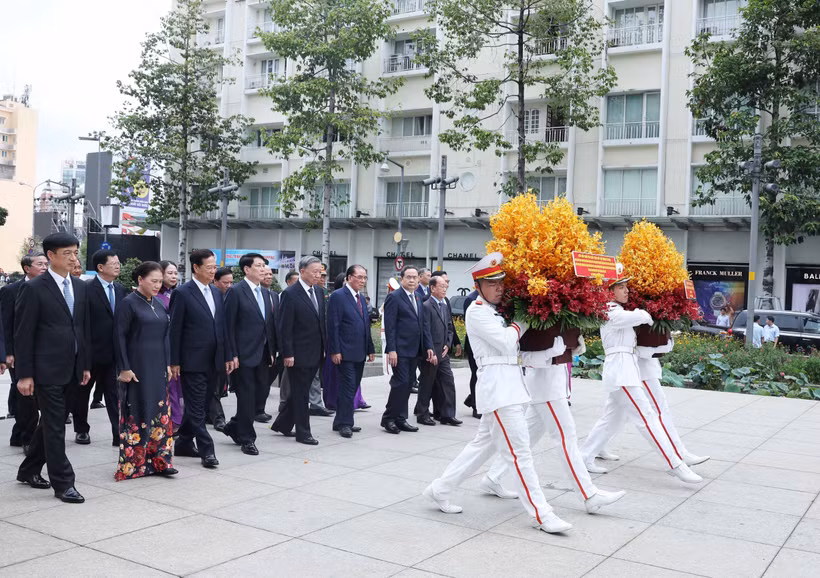 At President Ho Chi Minh Statue Park (Photo: VNA)