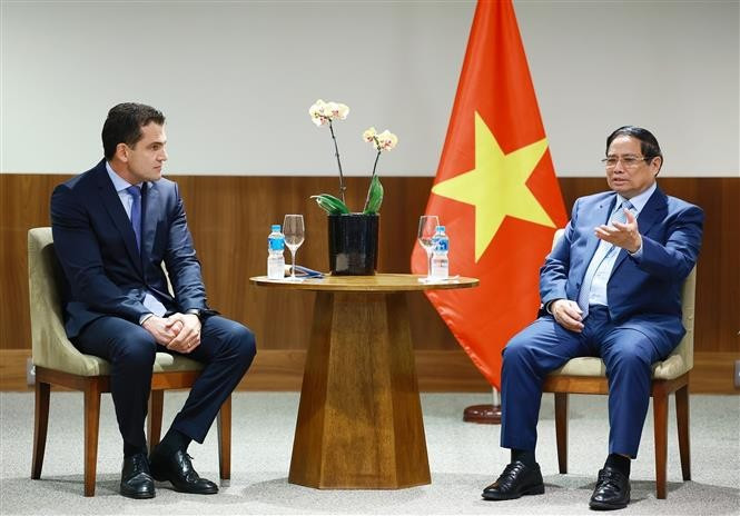Prime Minister Pham Minh Chinh (R) at his meeting with a leader of the JBS group in Rio de Janeiro on July 6. (Photo: VNA)