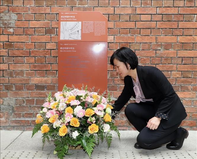 Vietnamese Consul General in Hong Kong and Macau (China) Le Duc Hanh at the wreath-offering ceremony. (Photo: VNA)