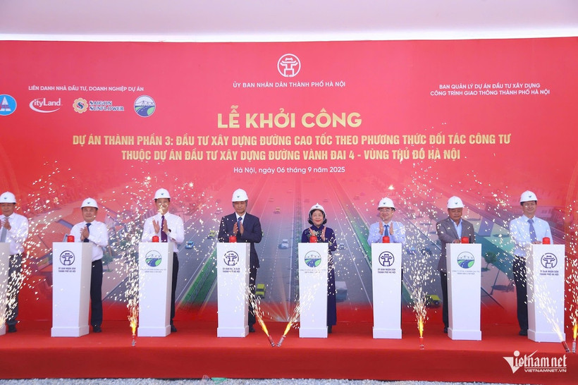 Delegates press buttons to start the project. (Photo: Vietnamnet.vn)