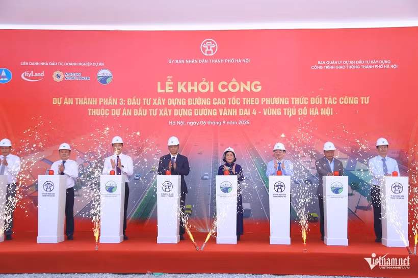 Delegates press buttons to start the project. (Photo: Vietnamnet.vn)